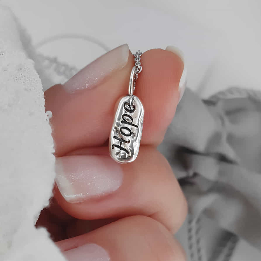 Kette Hope mit strukturiertem Anhänger -  925er Silber