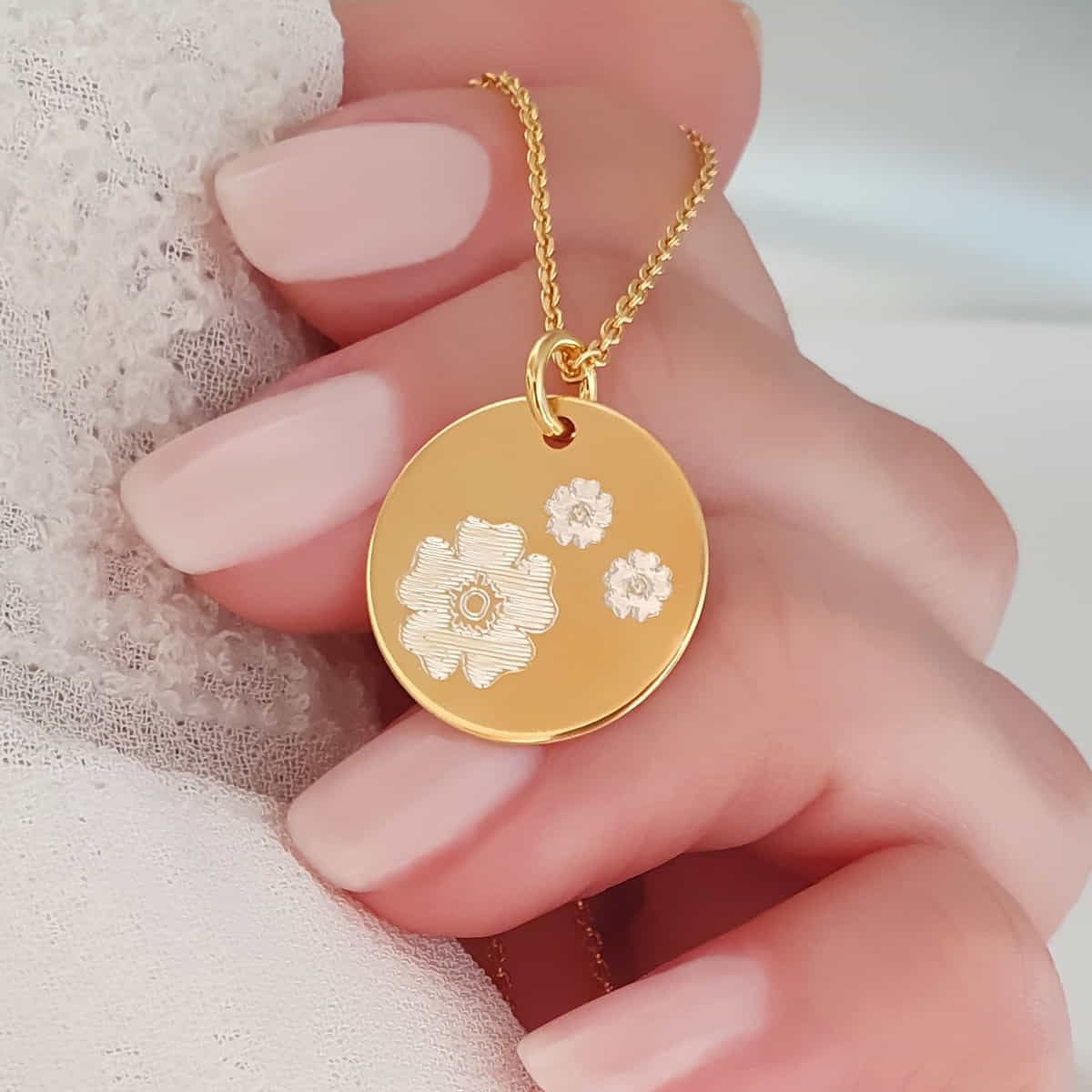 Gravur Blumen-Anhänger – vergoldete 925 Silber Kette, Geschenk für Sie