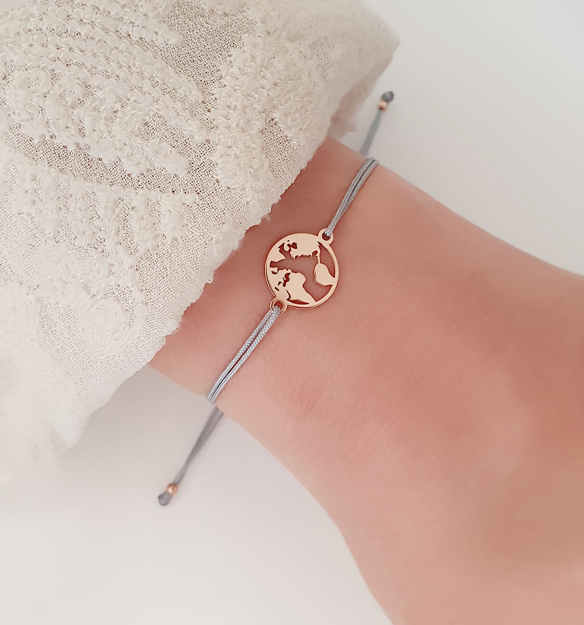 Armband Weltkarte 925 Silber rosevergoldet Hellgrau-Rosegold | Schmuck Welt Globus Weltkugel